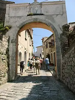 Une des entrées du village.