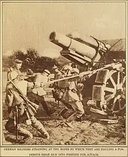 Artilleurs allemands mettant en batterie un mortier de 210&nbsp;mm modèle 1910.