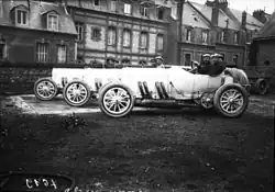 Salzer (premier plan), Willy Pöge (milieu), et Lautenschlager (fond), pilotes officiels Mercedes lors du GP de France 1908 (sur trois 140HP de 12.8L.);