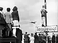 Berlinois observant un avion de transport aérien atterrir à l'aéroport de Tempelhof en 1948.