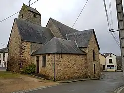L'église de Gesvres, en grès roussard typique.