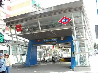 Un des deux édicules d'accès de la station, au no&nbsp;5 de l'avenue d'Espagne.