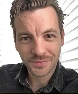 Gethin Anthony interprète Renly.