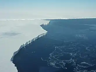 Vue de la barrière de Getz. La falaise de glace mesure environ 60&nbsp;m de haut et s'étend environ 300&nbsp;m sous le niveau de la mer.