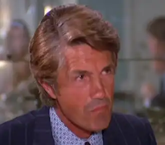 Giacomo Rossi Stuart joue le rôle du Dr Paul Eswai.