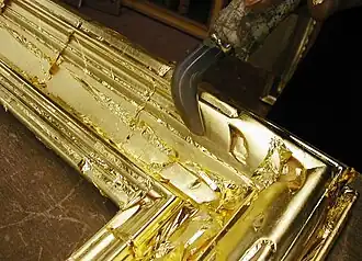 Dorure à la feuille d'or sur bois : lissage à l'agate