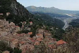 Le confluent de l'Estéron et du Var, avec Gilette en premier plan..