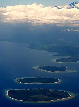 Les trois Gili vues du ciel. Du bas vers le haut : Trawangan, Meno et Air.