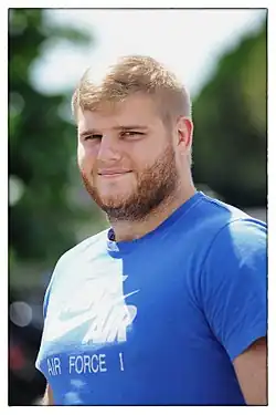 Portrait en buste de profil de Gillian Galan