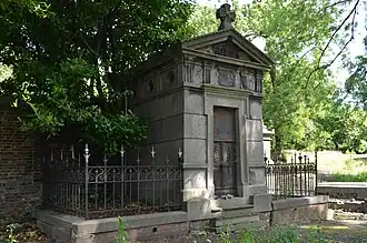 Chapelle funéraire avec les cavités aménagées dans les parois en sous-sol.