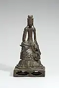 Bodhisattva Maitreya pensif. Bronze doré, H. 28,6&nbsp;cm. Musée national de Corée