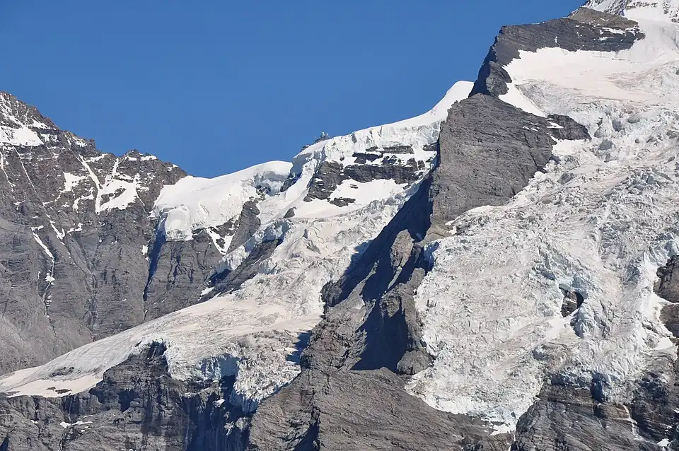 La Jungfraujoch, le Guggigletscher, le Giesengletscher (cliquer sur l'image pour voir les étiquettes descriptives ; demander ensuite le grossissement qui permet d’apercevoir le Sphinx sur le col).