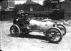 Photo de Giosuè Giuppone et de son mécanicien embarqué prenant la pose dans leur voiture pour le Grand Prix de Dieppe 1908.