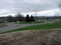 Giratoire de la Goutte à Saint-Rémy-en-Rollat, avec plusieurs routes y débouchant