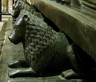 Détail du gisant de bronze de l'évêque Geoffroy d'Eu : les lions soutenant le gisant (XIIIe&nbsp;siècle).