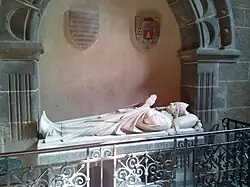 statue du gisant d'un évêque