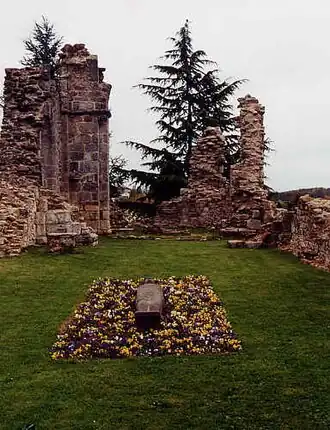 Faux gisant en ciment de Richard Cœur de Lion avec les vestiges de la chapelle castrale.