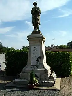 Le monument aux morts dans le cimetière de l'église (août&nbsp;2012)