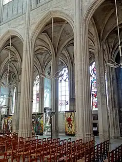 Nef, vue dans le double bas-côté sud.