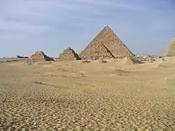 La pyramide de Mykérinos et les trois pyramides de reines vues depuis le sud du plateau de Gizeh.
