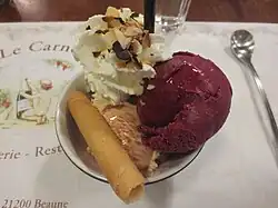 Glace ou sorbet au pain d'épices, pêche de vigne, fruits rouges (cassis, cerises, raisins, mûres)…