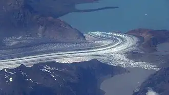Le glacier Viedma plongeant dans le lac Viedma.