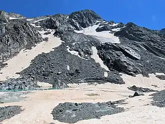 Le glacier et son lac proglaciaire dominés par l'aiguille de Péclet.