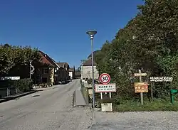 La frontière de Brégnier-Cordon à Saint-Benoît avec, à droite, le panneau menant à la cascade.