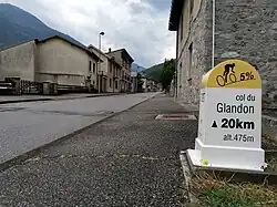 Borne du premier kilomètre d’ascension à Saint-Étienne-de-Cuines.