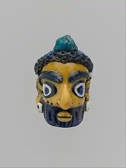 Tête d'homme barbu, pendentif, IVe&nbsp;– IIIe&nbsp;siècle av. J.-C., production carthaginoise. Metropolitan Museum.