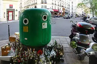 Conteneur pour collecte du verre à Paris.