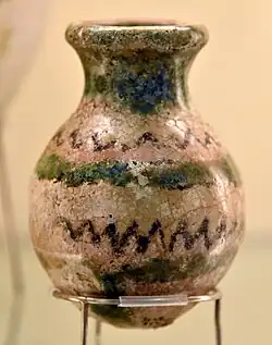 Fiole en céramique glaçurée, Assur, période néo-assyrienne. Pergamon Museum.