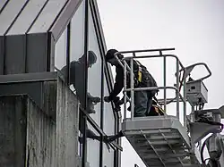 Pose de verre en hauteur sur un bâtiment.
