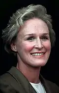 Glenn Close est la première actrice à avoir endossé son rôle, en 1996 et 2002.