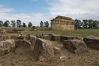 Mur de soutènement et ensemble de la zone du théâtre.