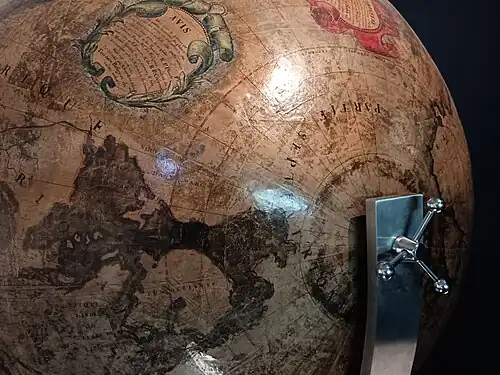 Détail du globe terrestre, centré sur le nord. Une terre beige d'un seul tenant englobe l'actuelle Arctique.