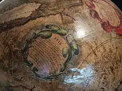 Zoom sur un cartouche bordé de bleu.