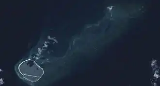 Image satellite des îles Glorieuses avec l'île du Lys à droite.