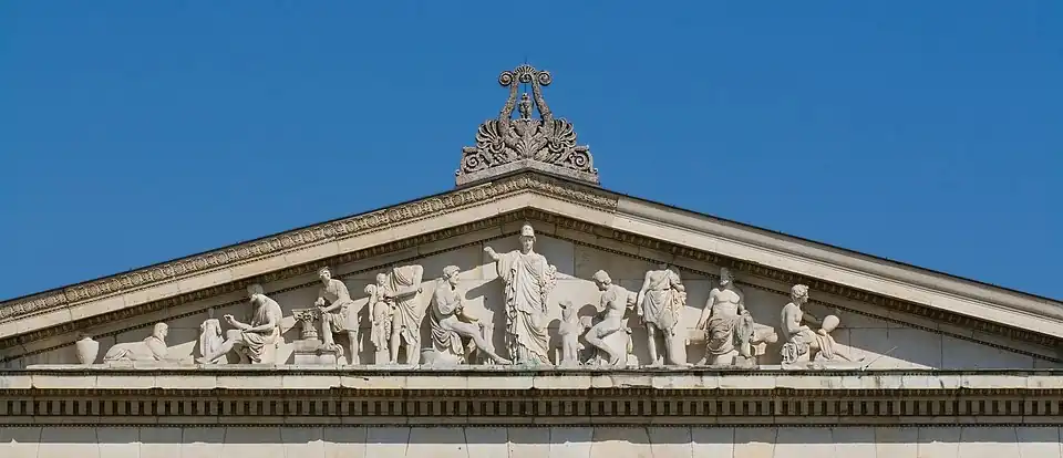 Vue panoramique du fronton de la Glyptothèque, avec la statue de la déesse Athéna au centre, entourée de nombreuses statues mythologiques ou historiques.