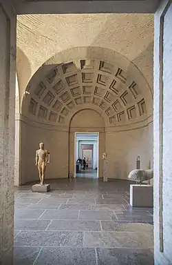 Salle voûtée (à gauche le Kouros de Munich).