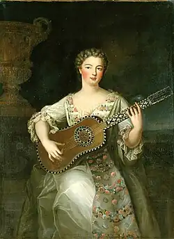 Portrait en couleurs d'une jeune femme jouant de la guitare.