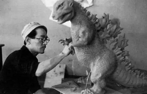 Le sculpteur Toshimitsu élaborant un prototype de Godzilla.