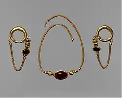 Collier et boucles d'oreilles assorties, en or et cabochons de grenat. Ier&nbsp;siècle&nbsp;av. J.-C. Metropolitan Museum.