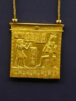 Pectoral en or d'Amenemopet le représentant devant Osiris.