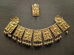 Maîtresse des animaux avec deux lions. Électrum, chaque plaque 3,25&nbsp;cm. Rhodes, v. 650-600British Museum