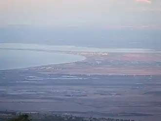 Vue depuis Monte Castellana. On voit la zone humide du lac Salso et les marais salants de Margherita di Savoia