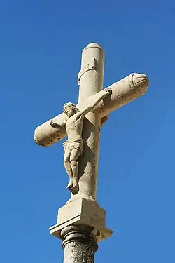 Croix près de la chapelle.