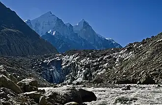 Gomukh, front du glacier de Gangotri. Le :massif du Bhagirathi (en) s'élève en arrière plan.
