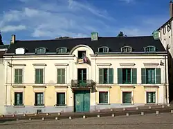 Ancienne maison de notaire, 47 rue du Général-Leclerc, face au portail de l'église.