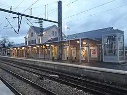 Façade côté voies en 2022.